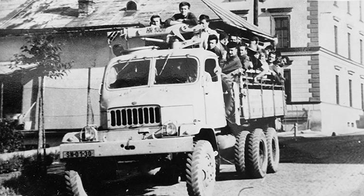 Vysokoškoláci na korbe nákladného auta