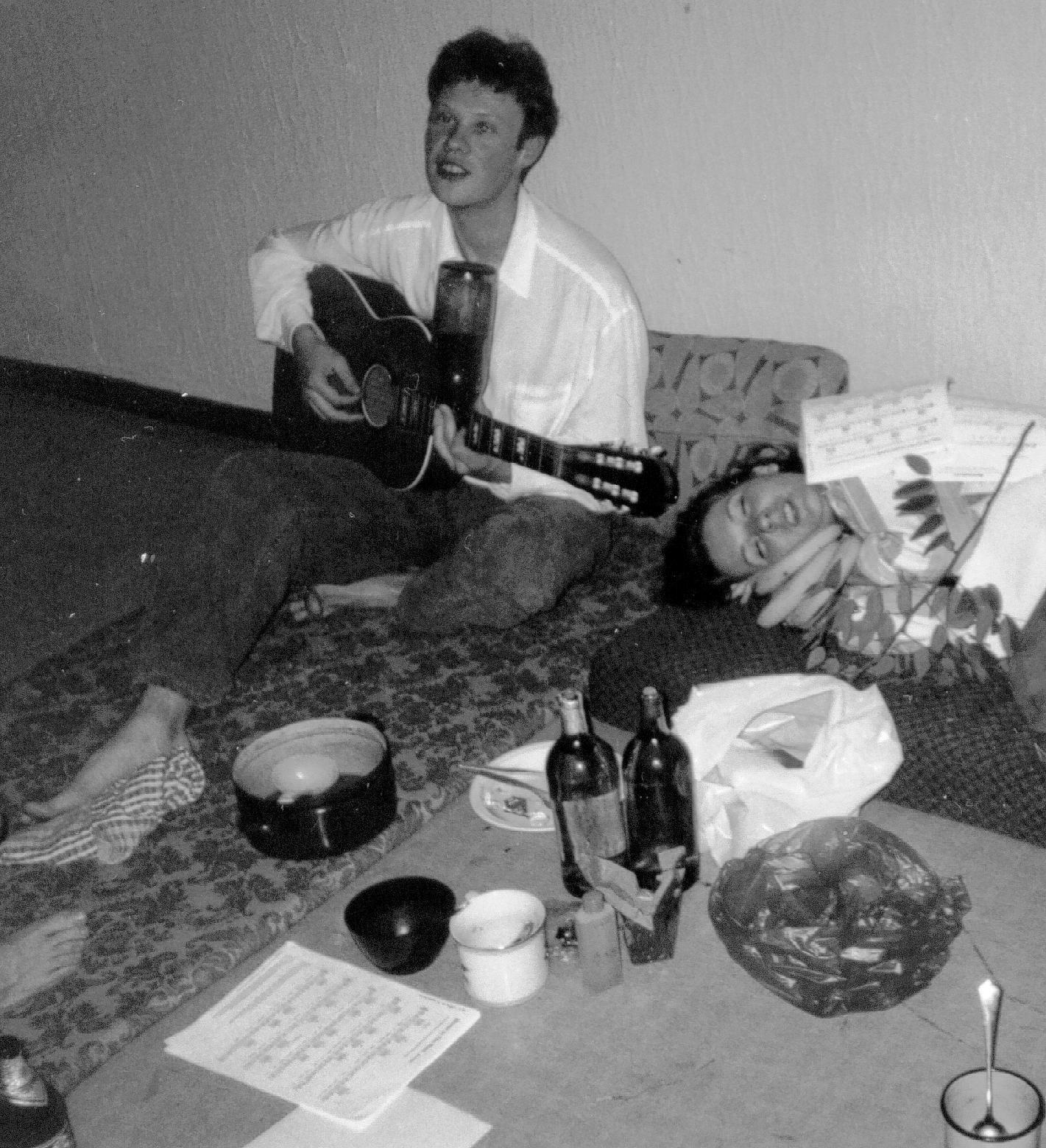 Philippe Bekaert singing in a Bratislava dormitory