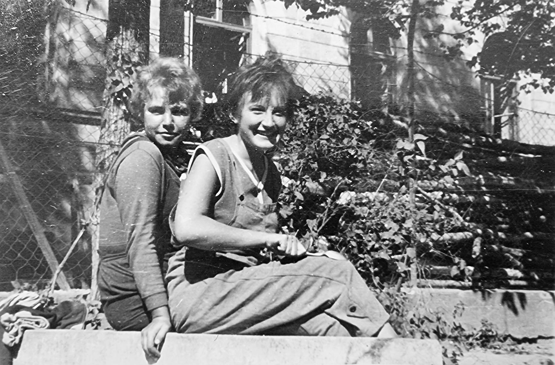 Gabriela Krupitzerová s kamarátkou na praxi v roku 1962