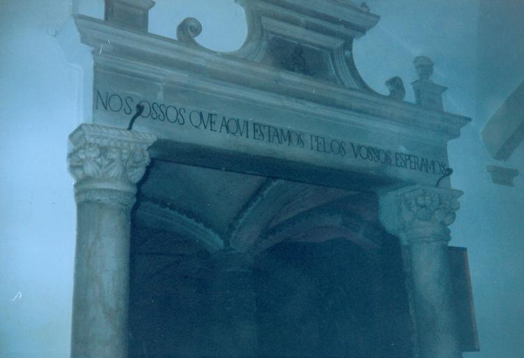 Nós, ossos que aqui estamos, pelos vossos esperamos