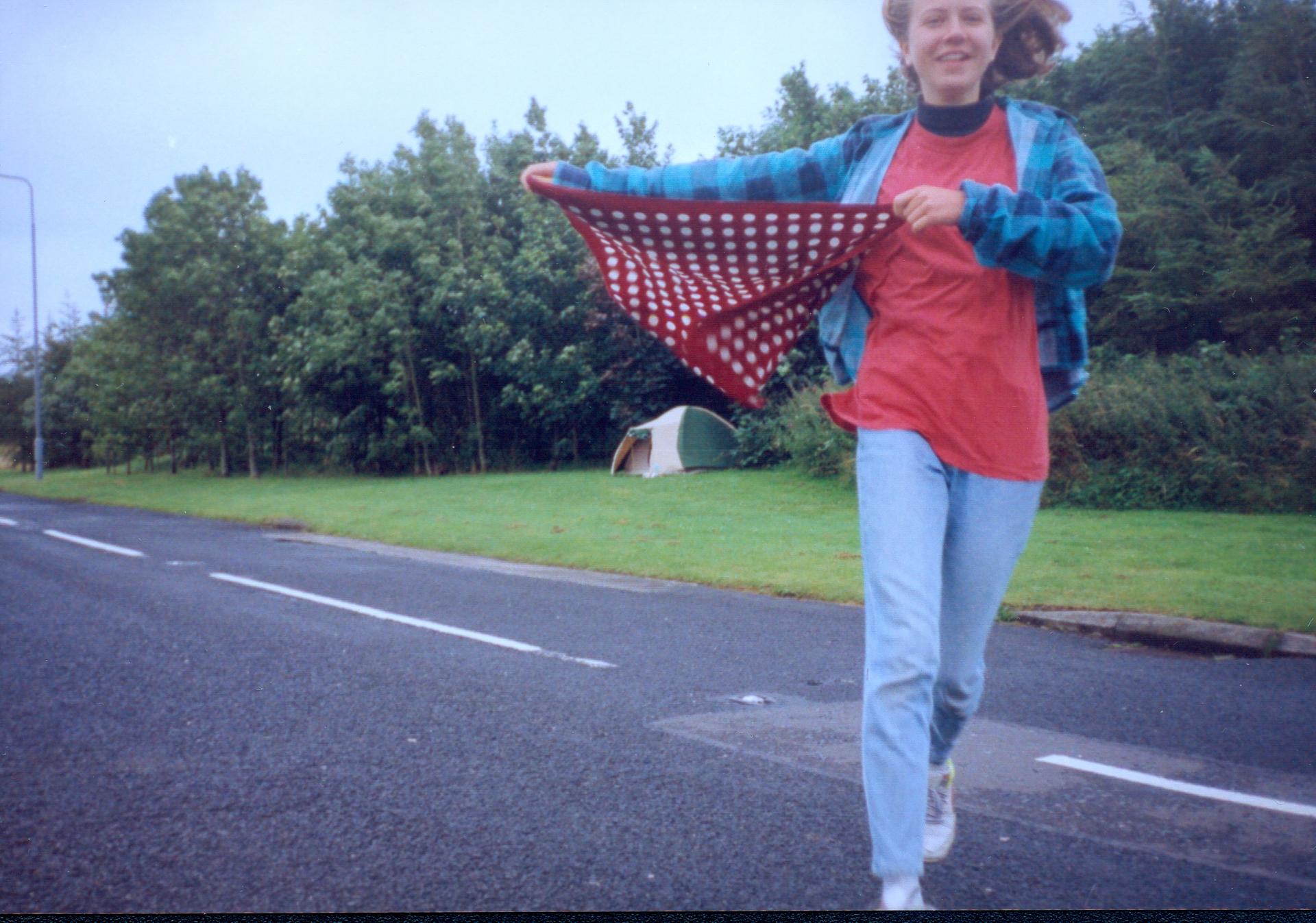 Danica beží so šatkou